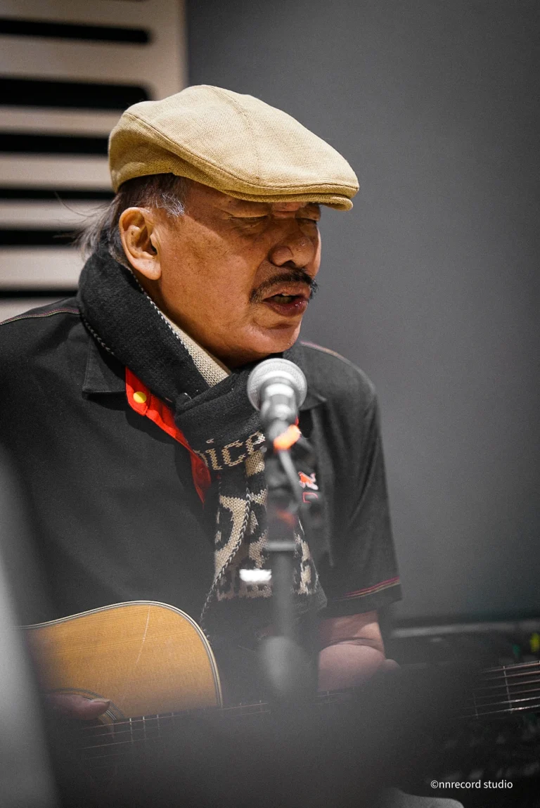 Nhạc sĩ Trần Tiến in studio