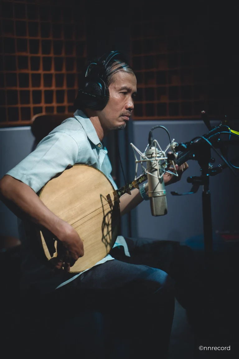 NS THANH LONG Guitar phím lõm